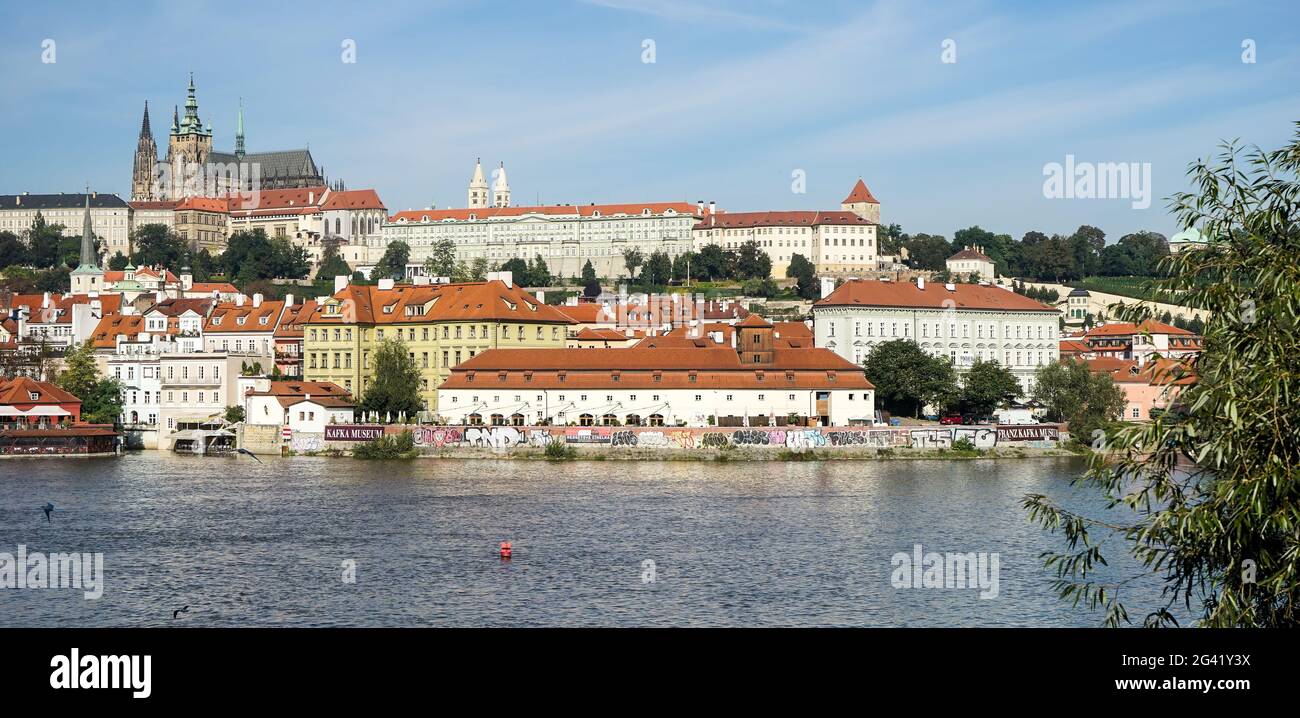 Vue depuis le Pont Charles vers le quartier du Château de Prague Banque D'Images