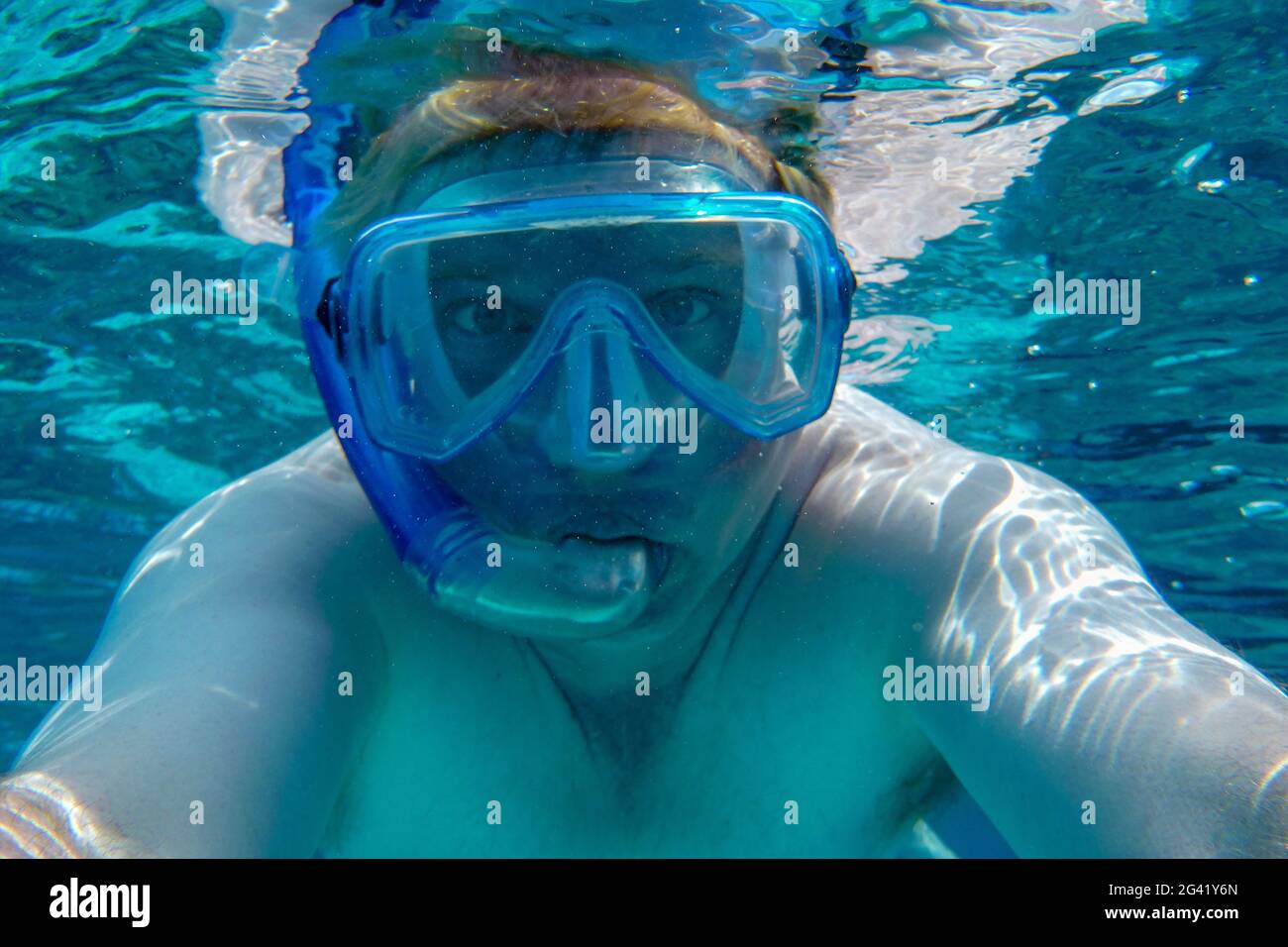 Prise de vue sous-marine et selfie par le photographe Holger Leue avec masque de plongée et tuba dans le lagon de Bora Bora, Bora Bora, îles Leeward, Pol français Banque D'Images
