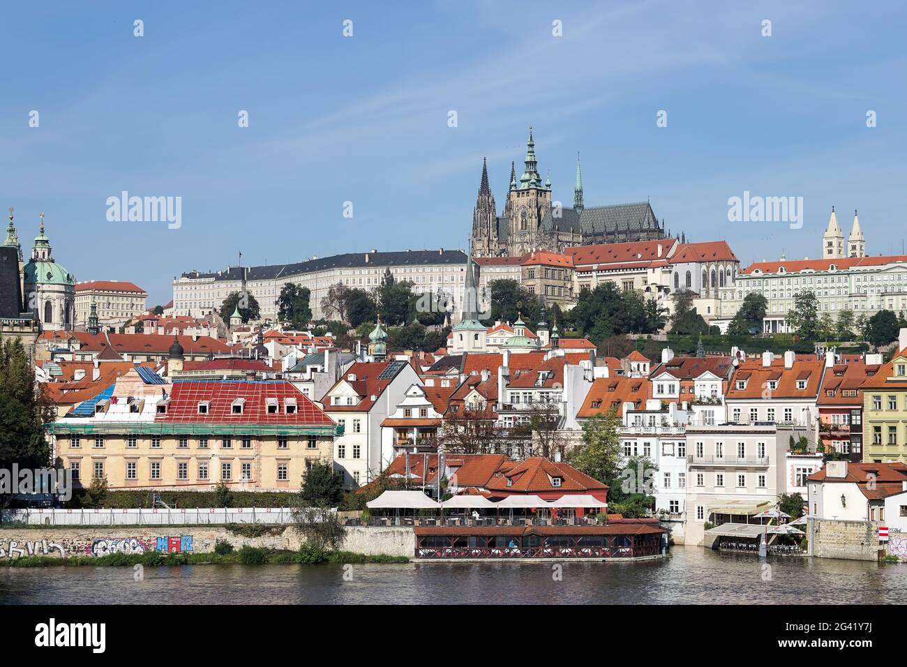 Vue depuis le Pont Charles vers la Cathédrale St Vitus à Prague Banque D'Images