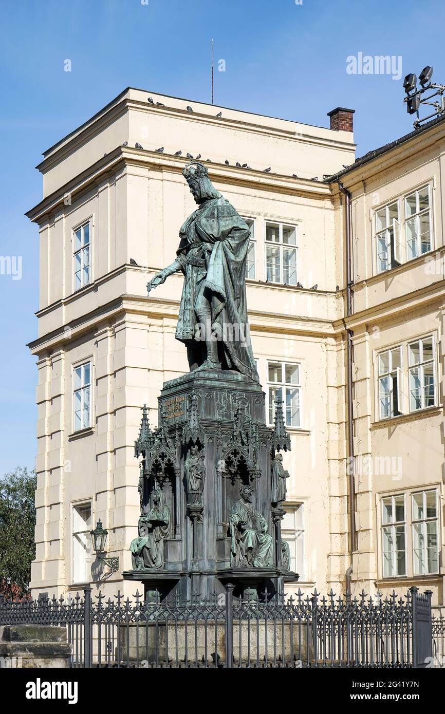 Statue du Roi Charles IV à l'entrée du pont Charles à Prague Banque D'Images