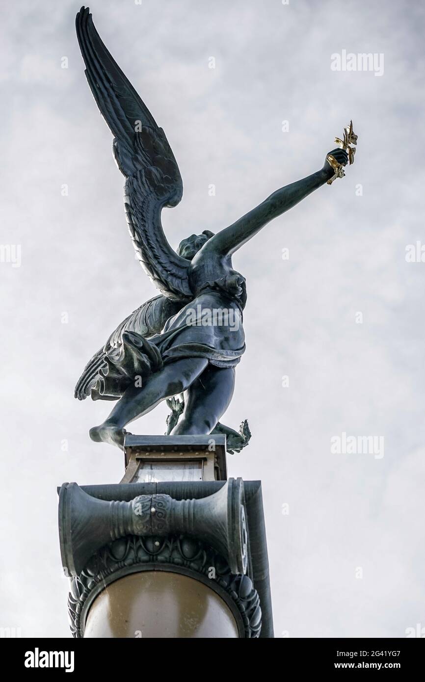 Angel sur le haut d'une colonne sur le pont Cechuv plus à Prague Banque D'Images