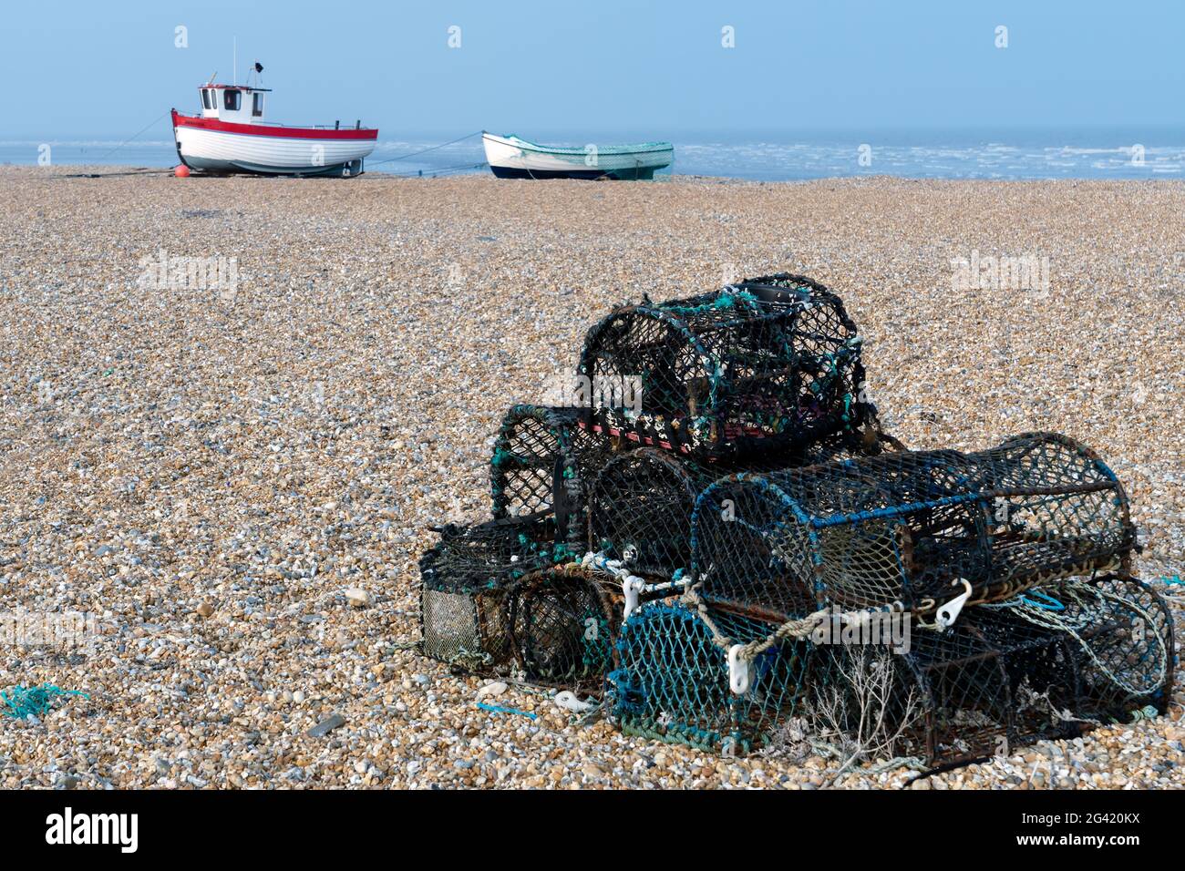 Des casiers à homard et bateaux de pêche sur la plage à Dungeness Banque D'Images
