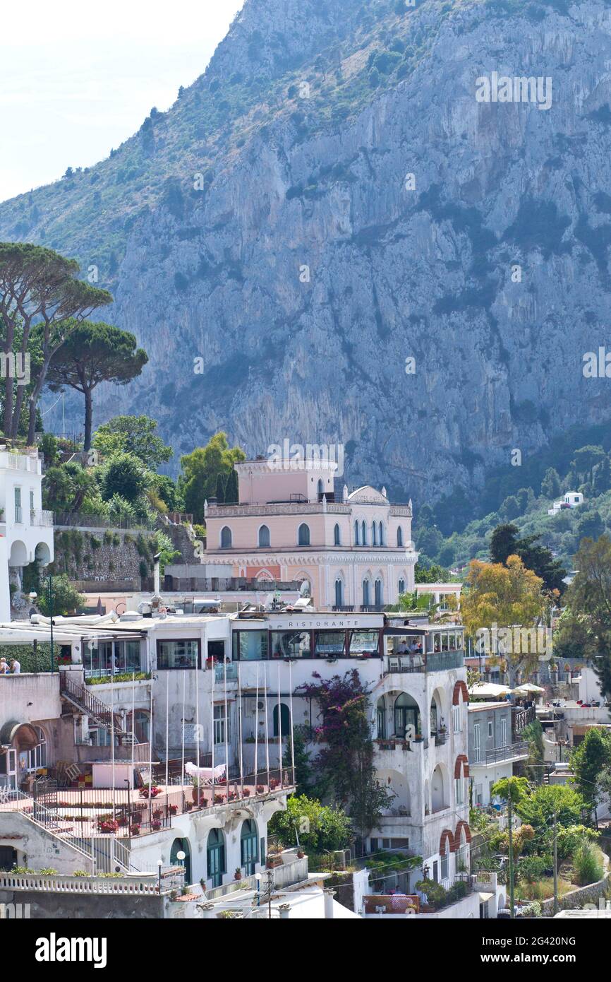 Vue sur les maisons et la montagne à Capri, Italie Banque D'Images