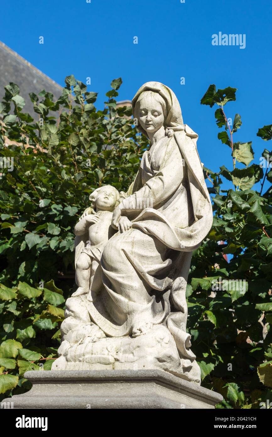 Statue de femme et enfant de Bruges Flandre occidentale Belgique Banque D'Images