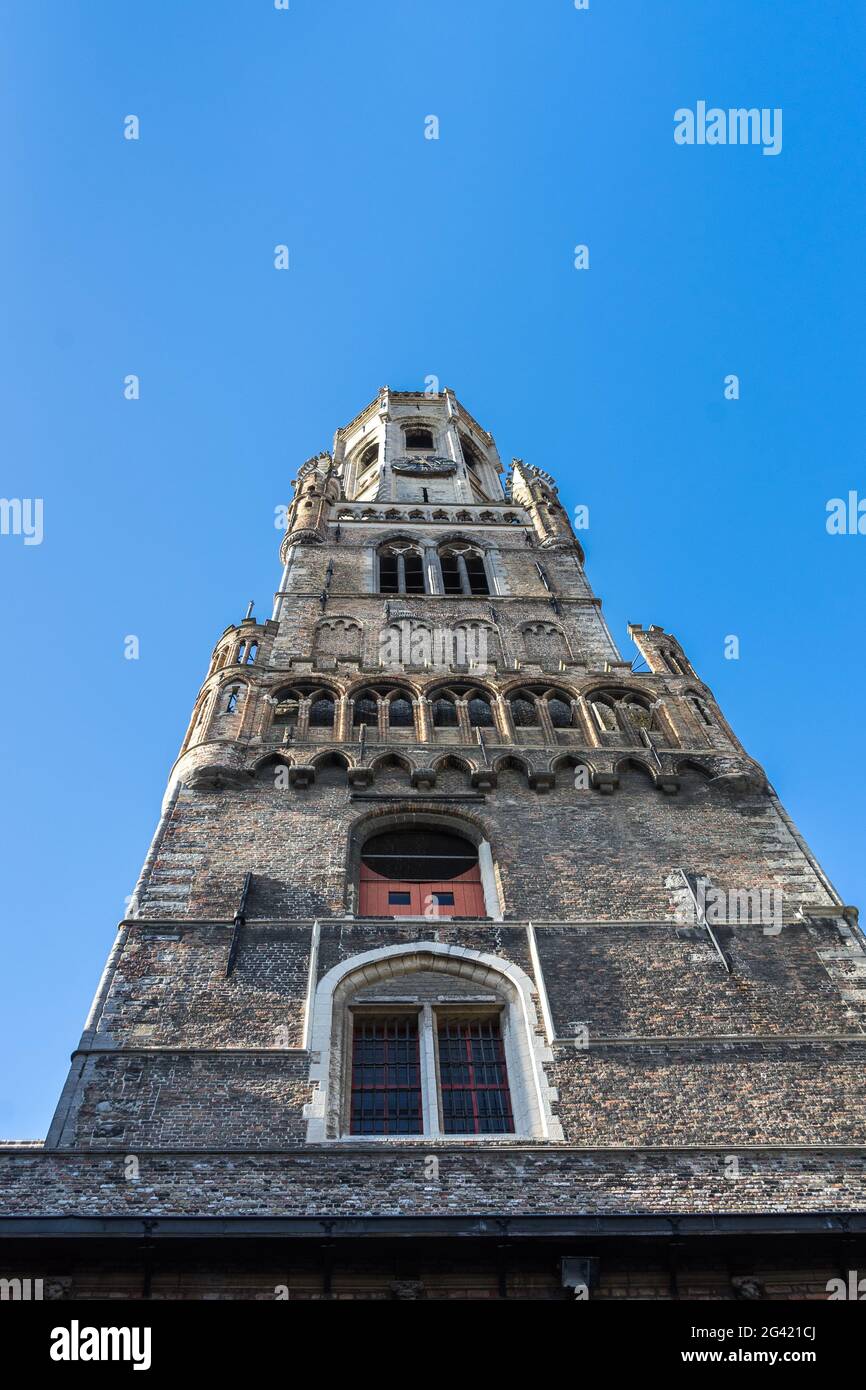 La vue vers le haut du beffroi de Bruges Flandre occidentale Belgique Banque D'Images