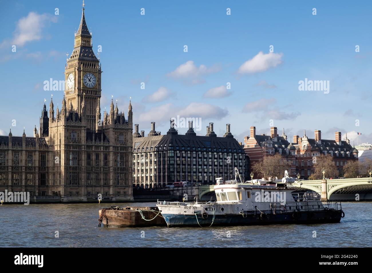 Bateaux de travail devant les Chambres du Parlement Banque D'Images