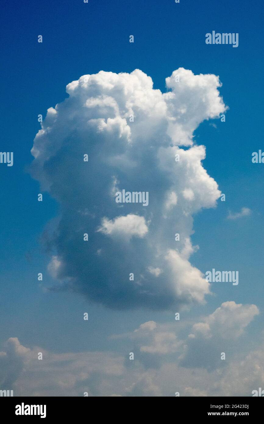 Formant un nuage de tempête dans le ciel d'été Banque D'Images