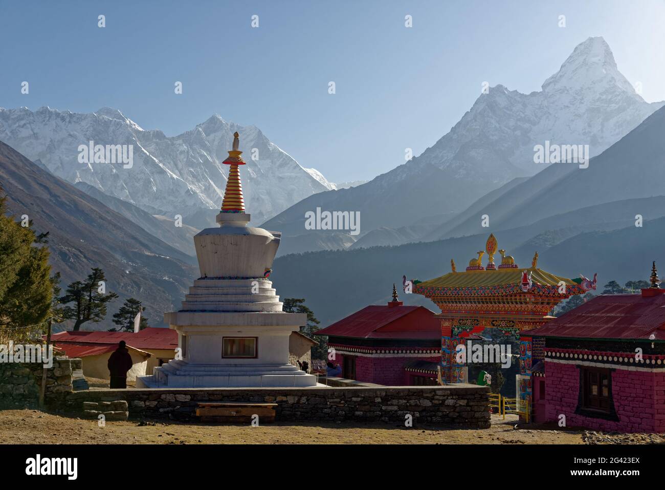 Choisten dans le monastère de Tengboche en face de l'Everest, Lhotse et ama Dablam, Népal, Solo Khumbu, Himalaya, Asie. Banque D'Images