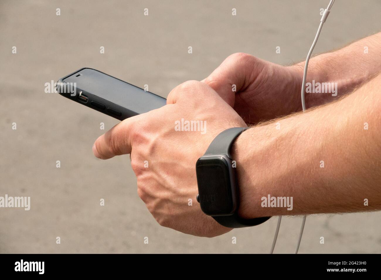 Montre intelligente à portée de main, homme utilisant un téléphone portable Banque D'Images