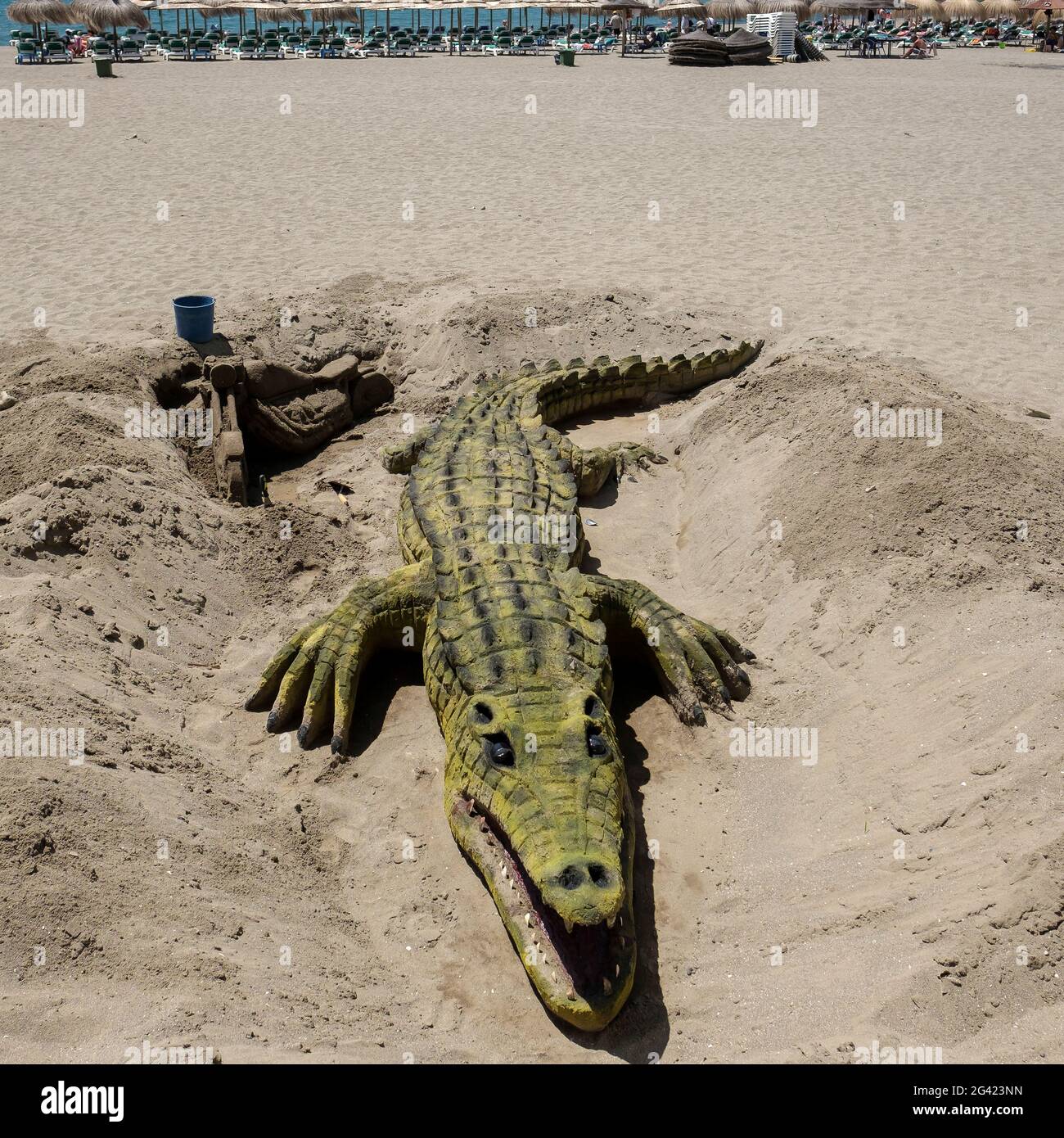 Sculptures de sable de crocodile sur la plage à Marbella Banque D'Images