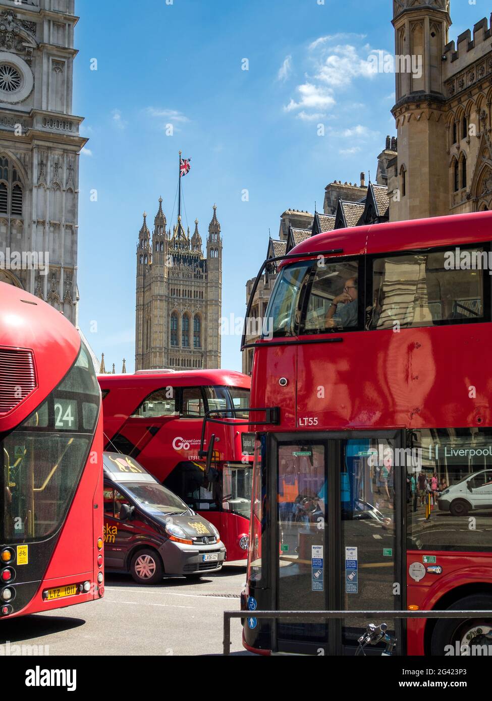 Les bus de Londres à côté de l'abbaye de Westminster Banque D'Images