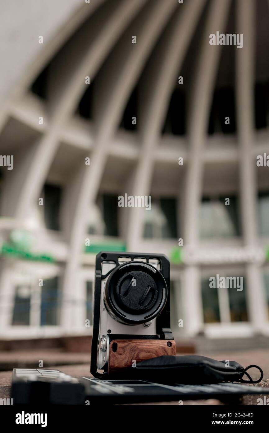 appareil photo numérique sans miroir et objectif manuel. Banque D'Images