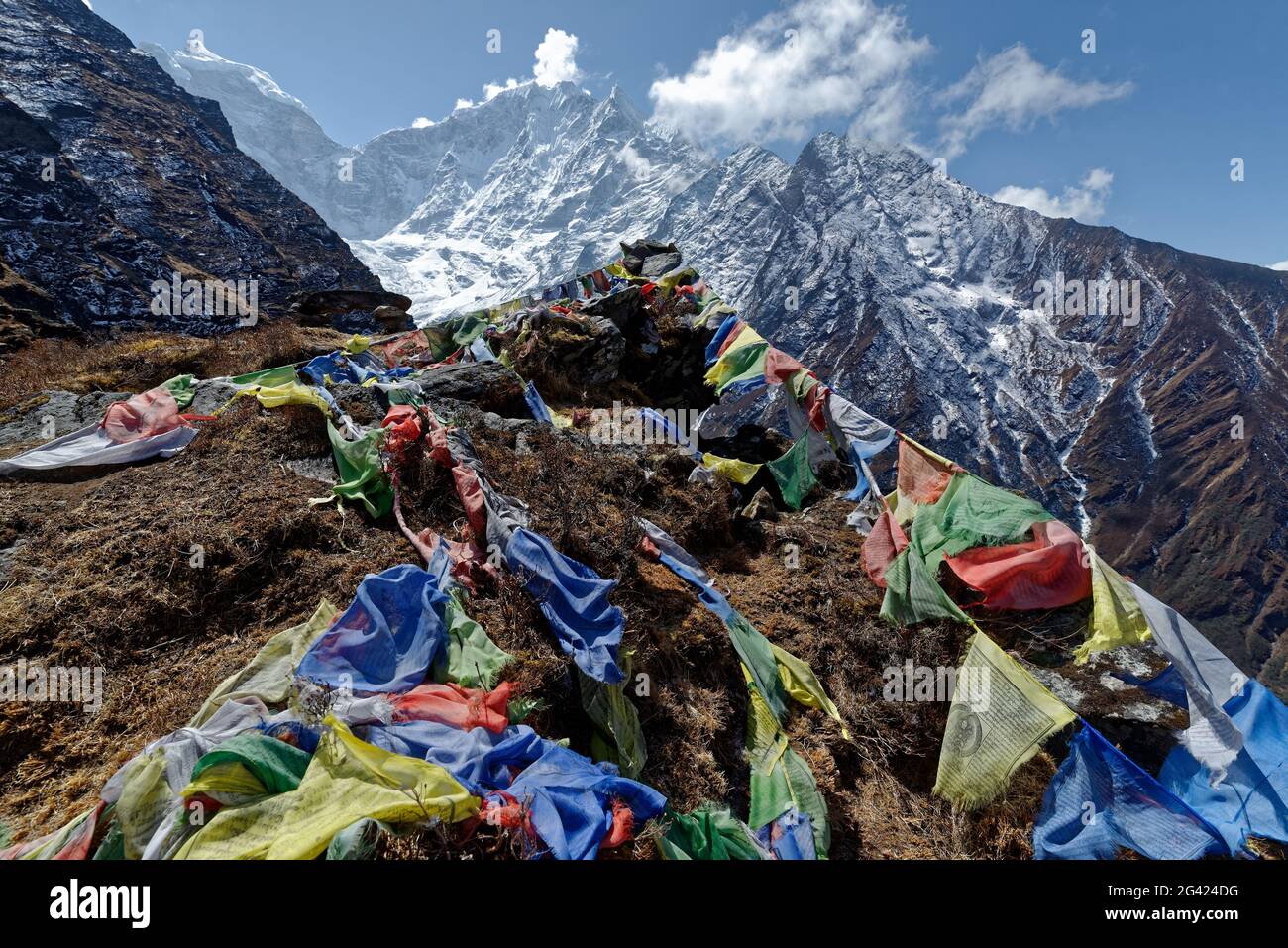 Drapeaux de prière au-dessus du monastère de Tengboche à Solo Khumbu, Népal, Himalaya, Asie. Banque D'Images Drapeaux de prière au-dessus du monastère de Tengboche à Solo Khumbu, Népal, Himalaya, Asie. Banque D'Images