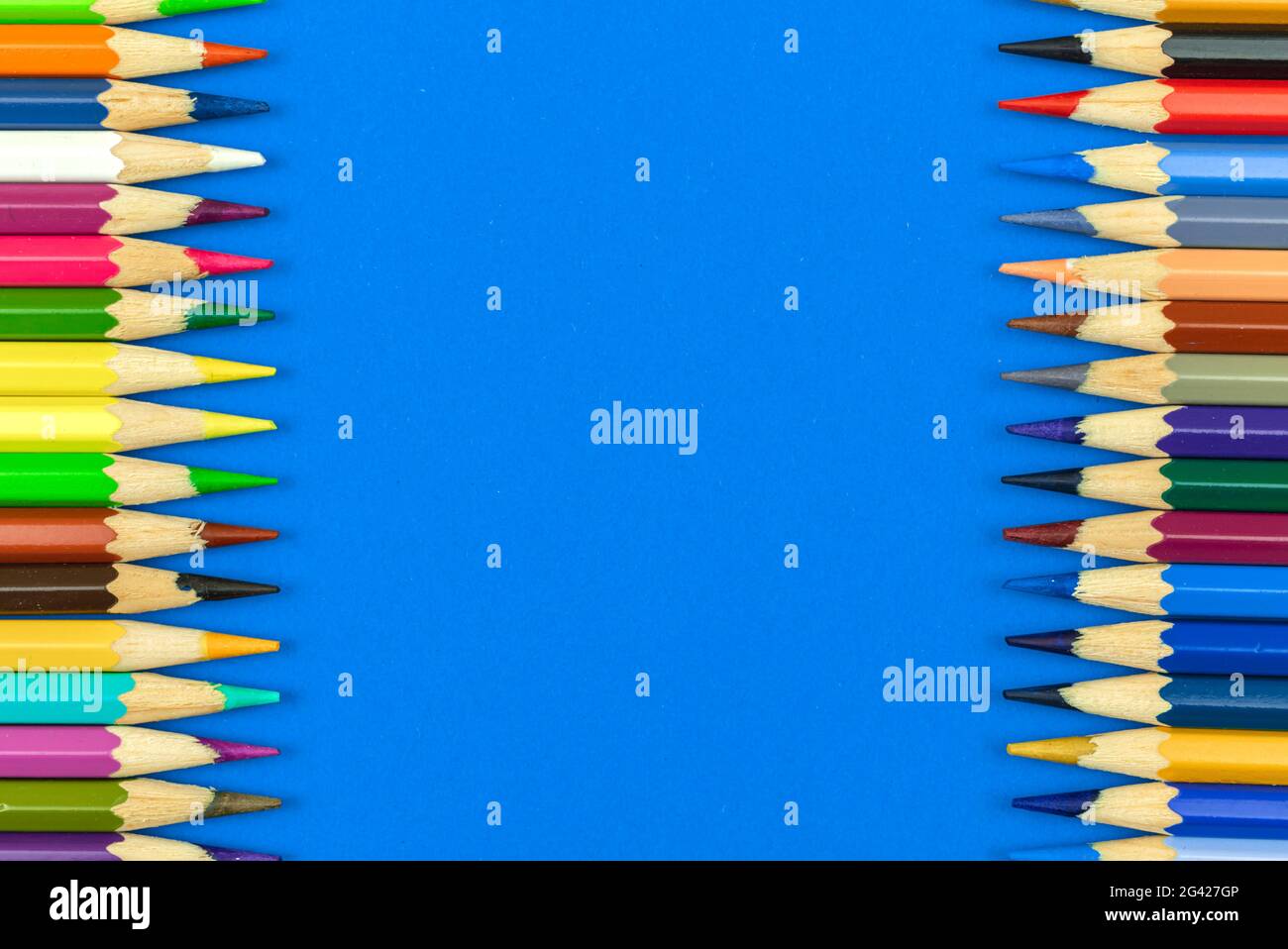 Crayons de couleur bordure arrière-plan, école de couleur claire pecnils  double face composition de bordure, espace de copie, vue de dessus Photo  Stock - Alamy