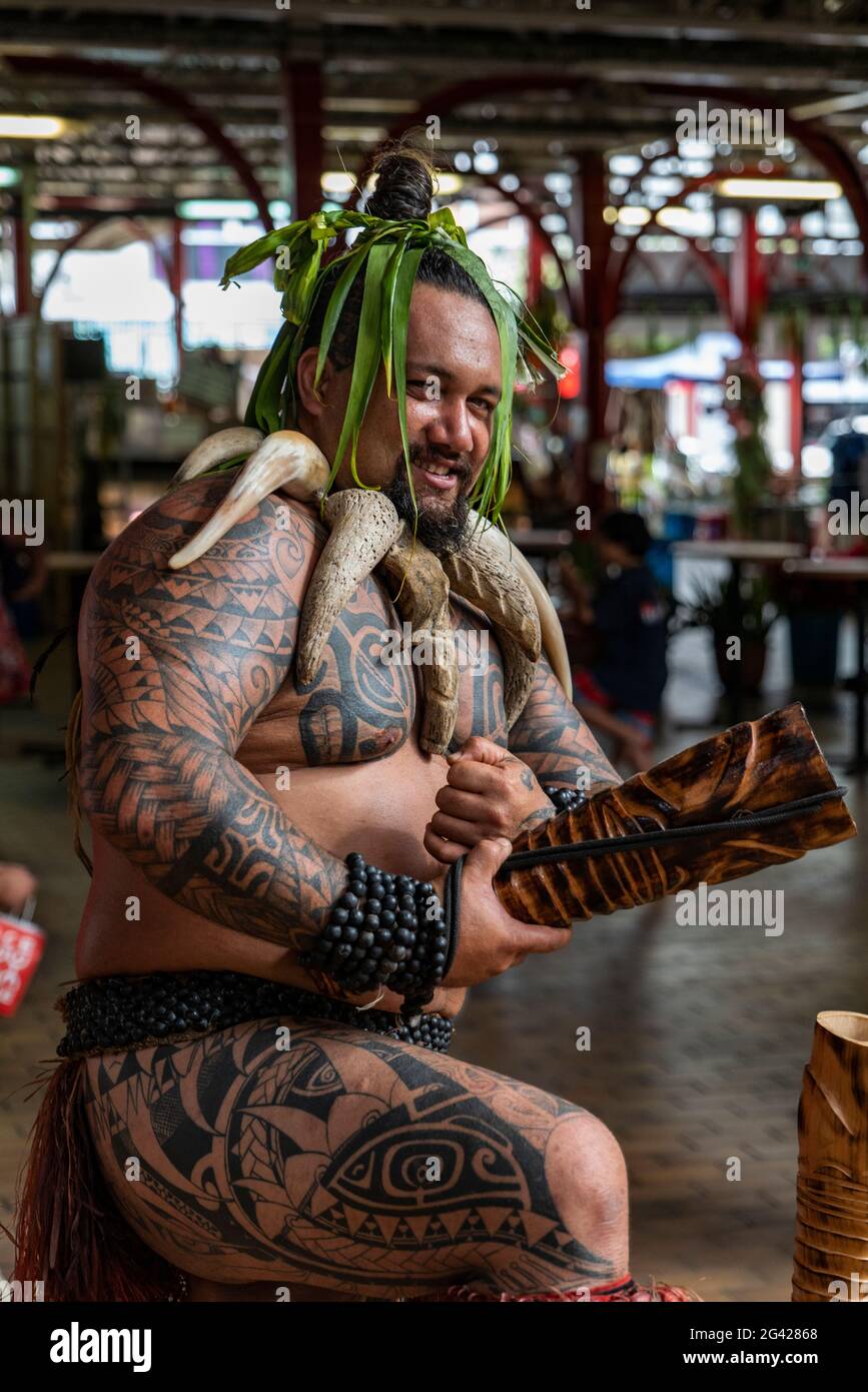 Un 'guerrier' tahitien avec tatouages accueille les visiteurs à la place du marché "marché Papeete", Papeete, Tahiti, Iles du vent, Polynésie française Banque D'Images
