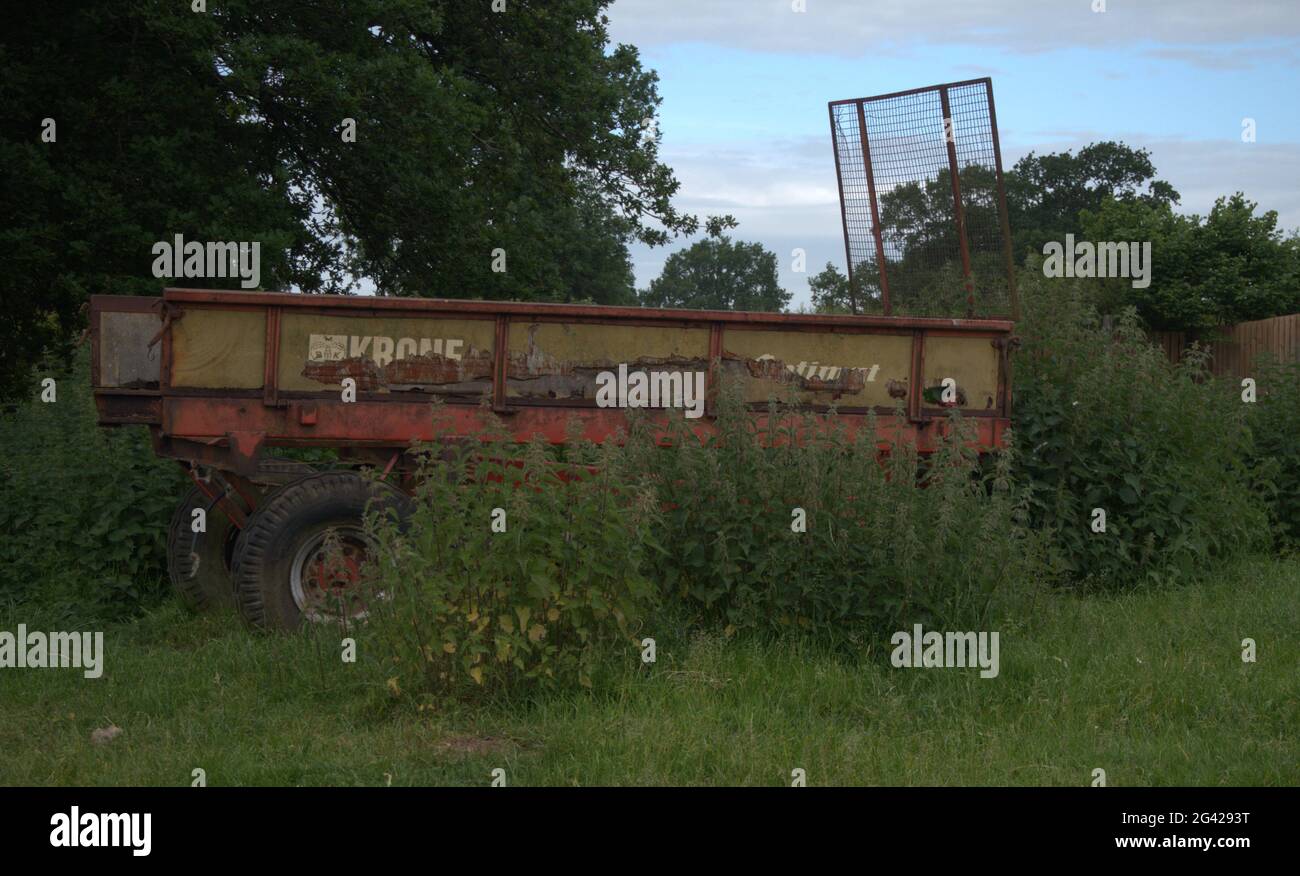 Krone Red Trailer a quitté abandonné dans un champ dans la campagne du Cheshire Banque D'Images