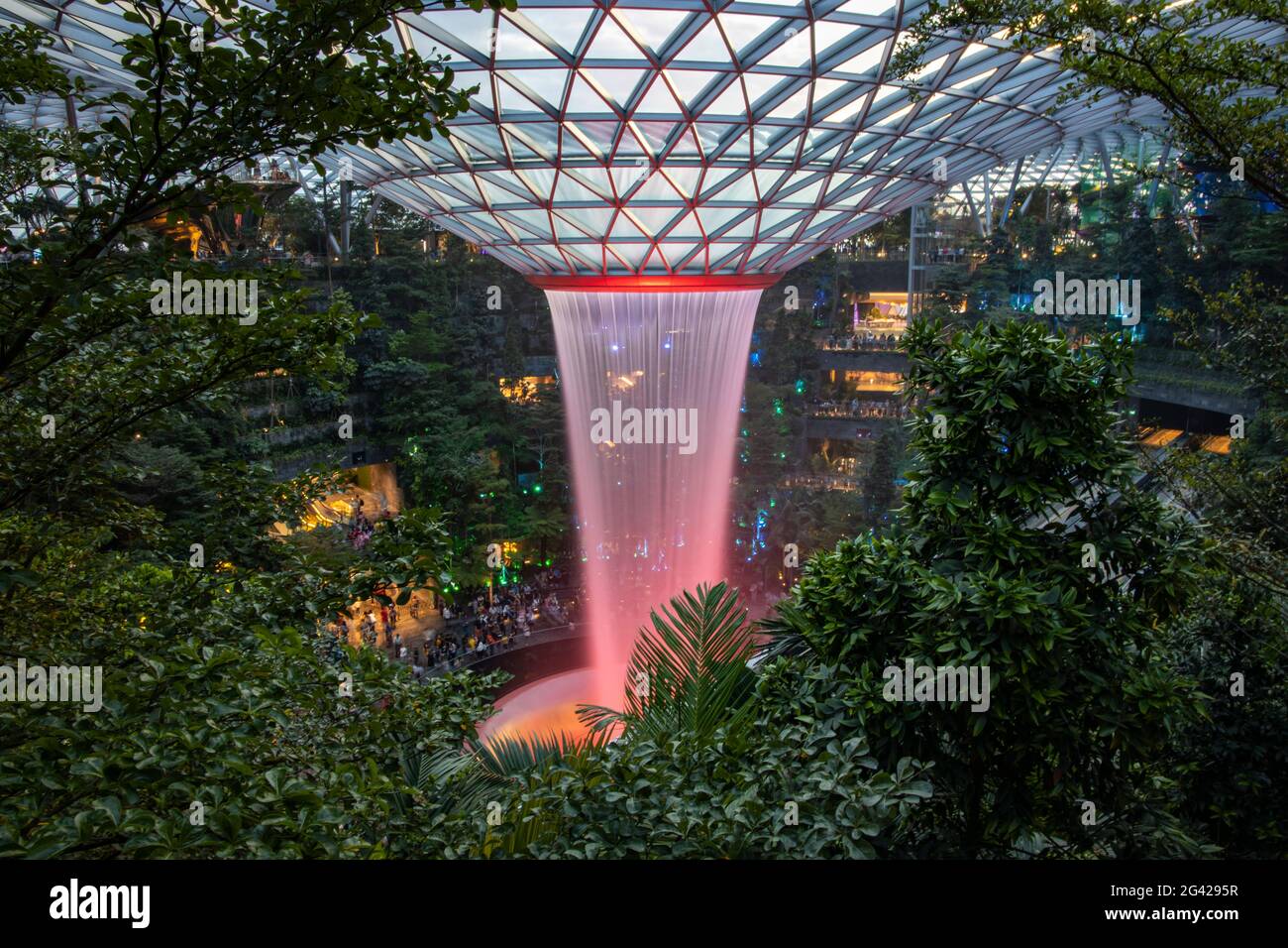 « The Rain Vortex » (la plus grande chute d'eau intérieure du monde) dans le centre commercial « The Jewel Changi » de l'aéroport Changi de Singapour (S Banque D'Images