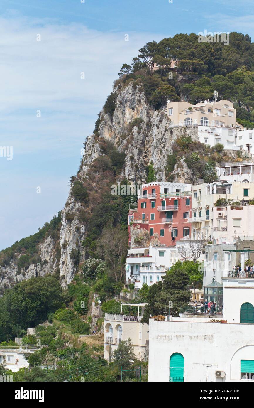 Montagne avec maisons à Capri, Italie Banque D'Images