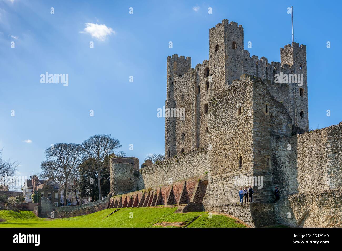 ROCHESTER, KENT/UK - MARS 24 : Vue sur le château de Rochester le 24 mars 2019. Quatre personnes non identifiées Banque D'Images