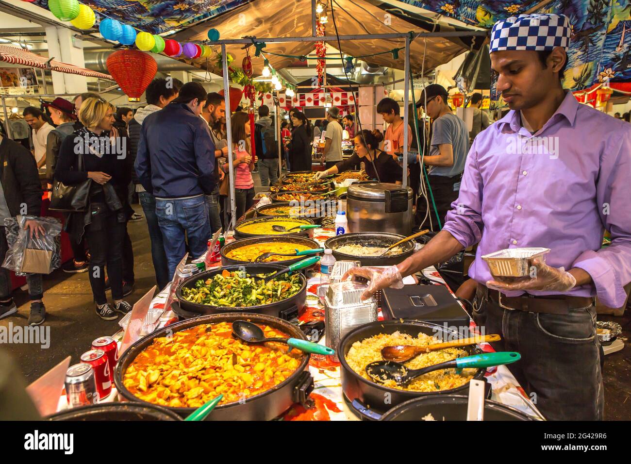 ROYAUME-UNI. ANGLETERRE. LONDRES. EXTRÉMITÉ EST. QUARTIER SHOREDITCH. CHAQUE DIMANCHE, LE QUARTIER PREND VIE ET OFFRE DES CUISINES DU MONDE Banque D'Images