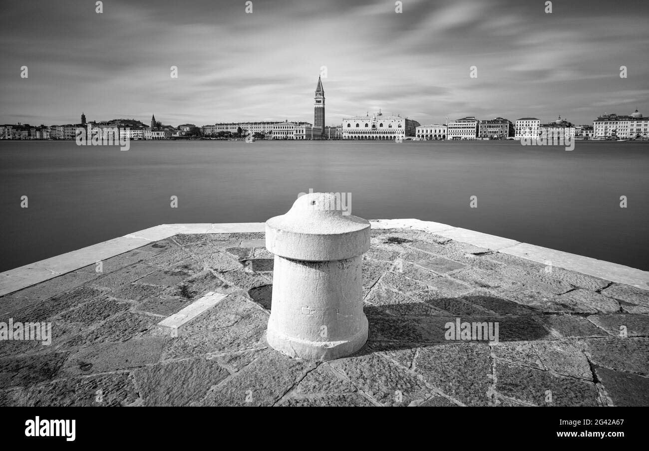 Vue sur le Campanile de San Marco depuis San Gorgio Maggiore, lagune de Venise, Vénétie, Italie, Europe Banque D'Images