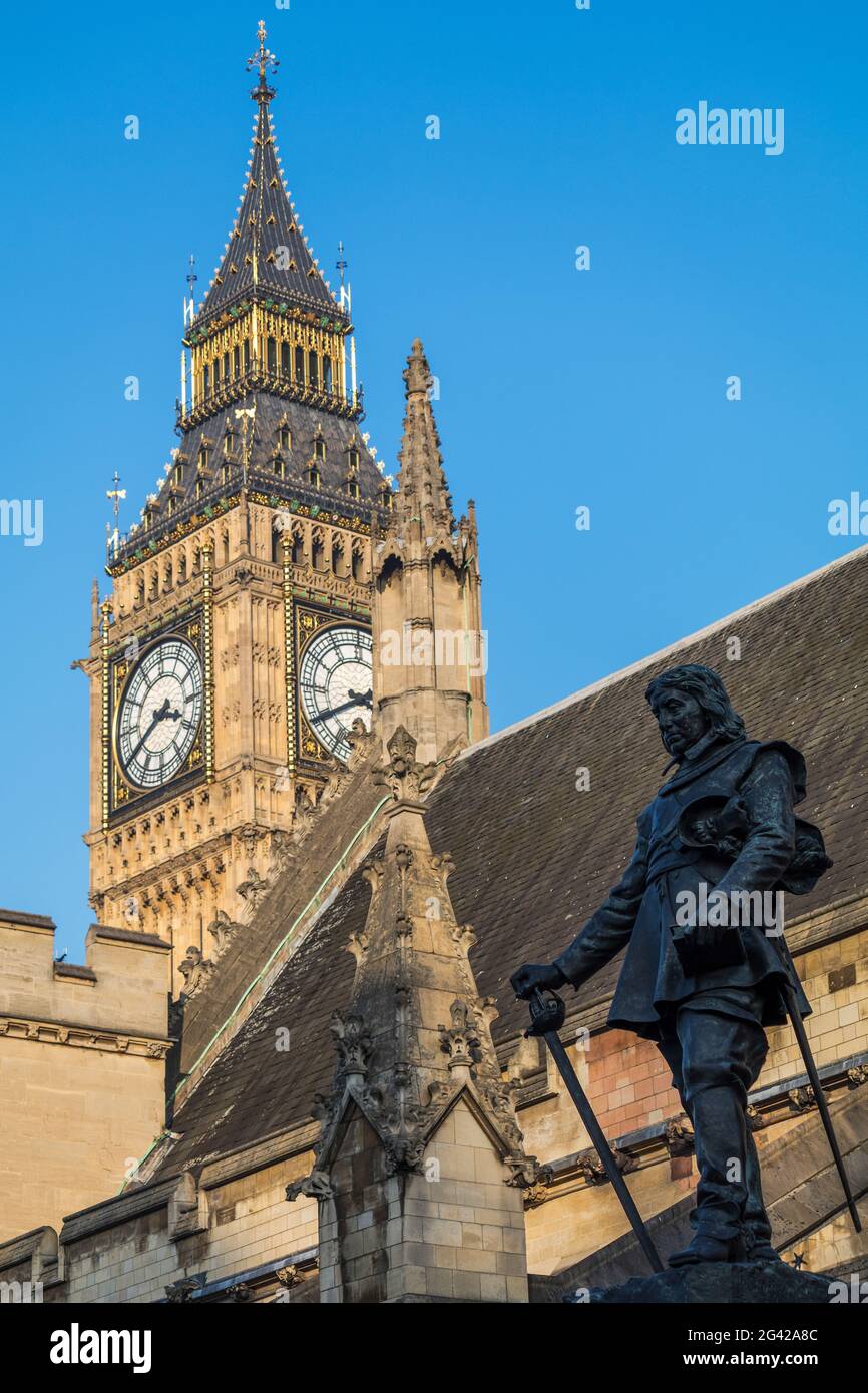 Statue de Oliver Cromwell devant les Maisons du Parlement à Londres Banque D'Images