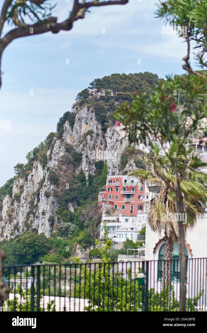 Vue sur les maisons et la montagne à Capri, Italie Banque D'Images