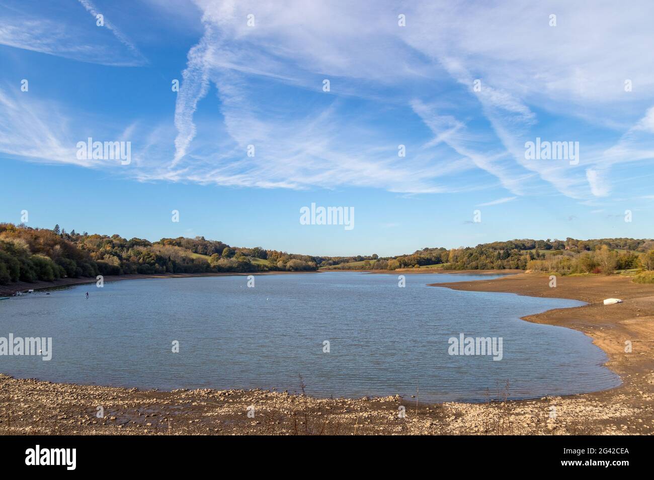 Voir d'Ardingly réservoir situé dans le Sussex dans autmn avec de faibles réserves d'eau Banque D'Images