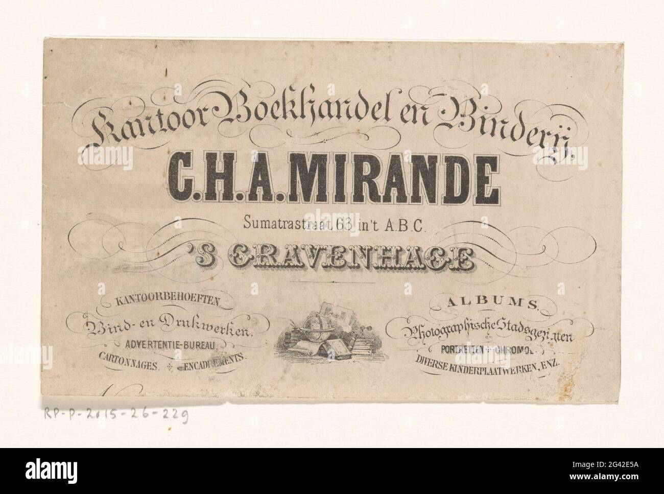 Carte de visite de la librairie et de la librairie Christiaan Hendrik Adriaan Mirande à la Haye. Encore la vie avec des livres et un globe. Banque D'Images