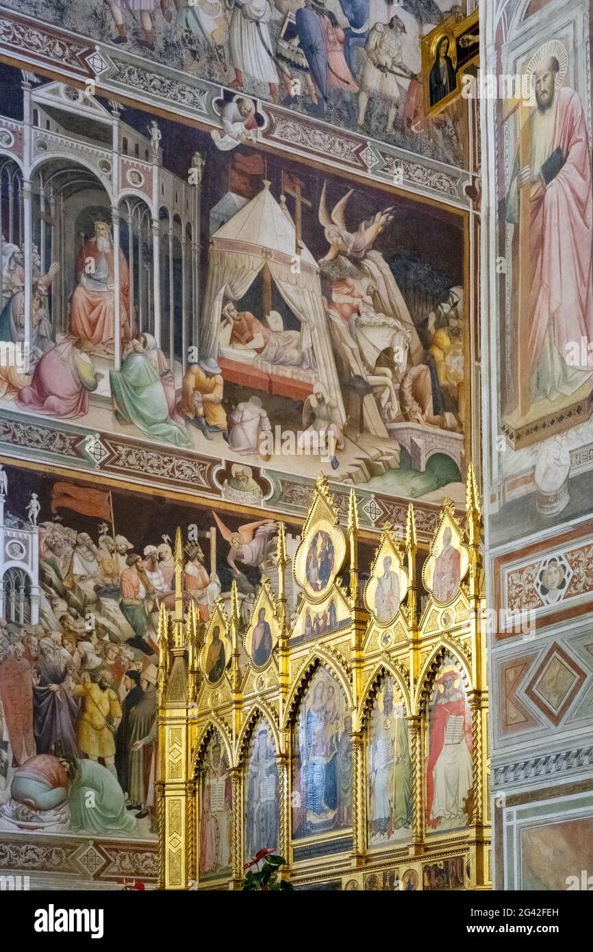 FLORENCE, Toscane/Italie - le 19 octobre : vue de l'intérieur de l'église de Santa Croce à Florence, le 19 octobre 2019 Banque D'Images FLORENCE, Toscane/Italie - le 19 octobre : vue de l'intérieur de l'église de Santa Croce à Florence, le 19 octobre 2019 Banque D'Images