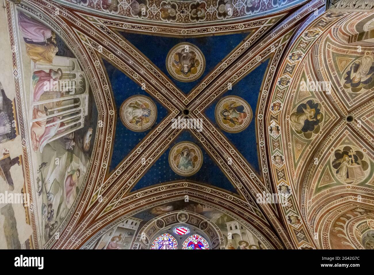 FLORENCE, Toscane/Italie - le 19 octobre : vue de l'intérieur de l'église de Santa Croce à Florence, le 19 octobre 2019 Banque D'Images FLORENCE, Toscane/Italie - le 19 octobre : vue de l'intérieur de l'église de Santa Croce à Florence, le 19 octobre 2019 Banque D'Images