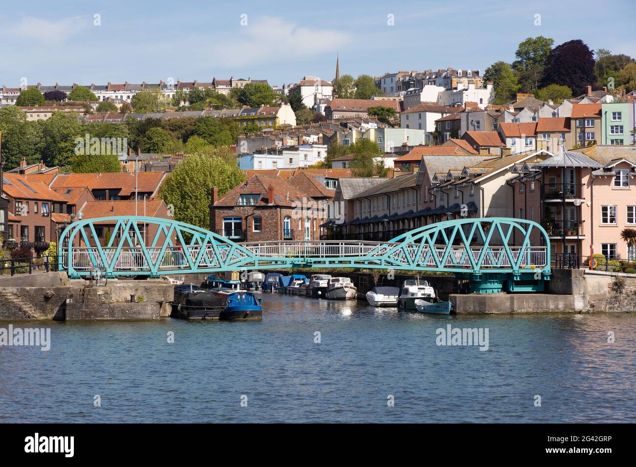 BRISTOL, Royaume-Uni - 14 MAI : bleu clair passerelle pour piétons de l'autre côté de la rivière Avon à Bristol le 14 mai 2019. Une personne non identifiée Banque D'Images