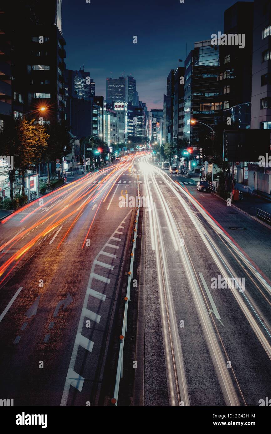 Long cliché du trafic de voitures aux heures de pointe à Osaka, au Japon Banque D'Images