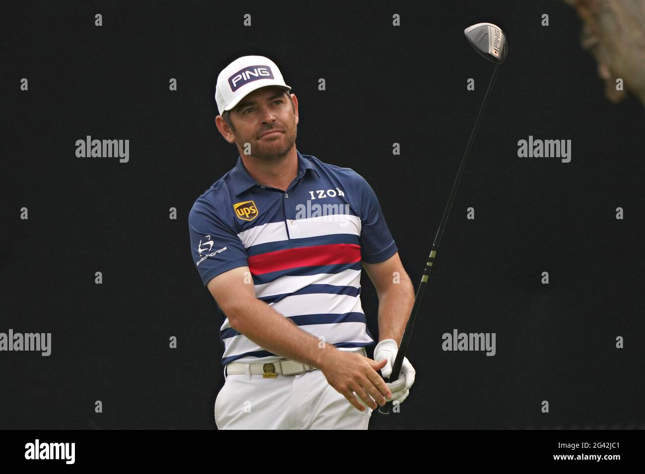 San Diego, États-Unis. 18 juin 2021. Louis Oosthuizen, d'Afrique du Sud, joue le septième tee au cours du second tour au 121e championnat américain ouvert au parcours de golf de Torrey Pines à San Diego, en Californie, le vendredi 18 juin 2021. Photo de Richard Ellis/UPI crédit: UPI/Alay Live News Banque D'Images