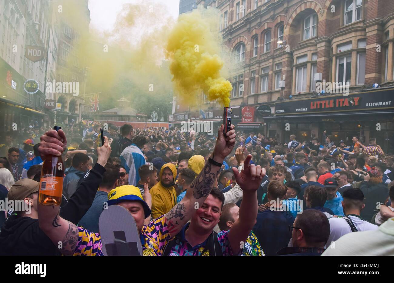 Londres, Royaume-Uni. 18 juin 2021. Un partisan écossais est à Leicester Square lors de la fête précédant le match. Des milliers de supporters écossais se sont rassemblés dans le centre de Londres avant le match de l'UEFA Euro 2020 entre l'Angleterre et l'Écosse au stade Wembley. Crédit : SOPA Images Limited/Alamy Live News Banque D'Images