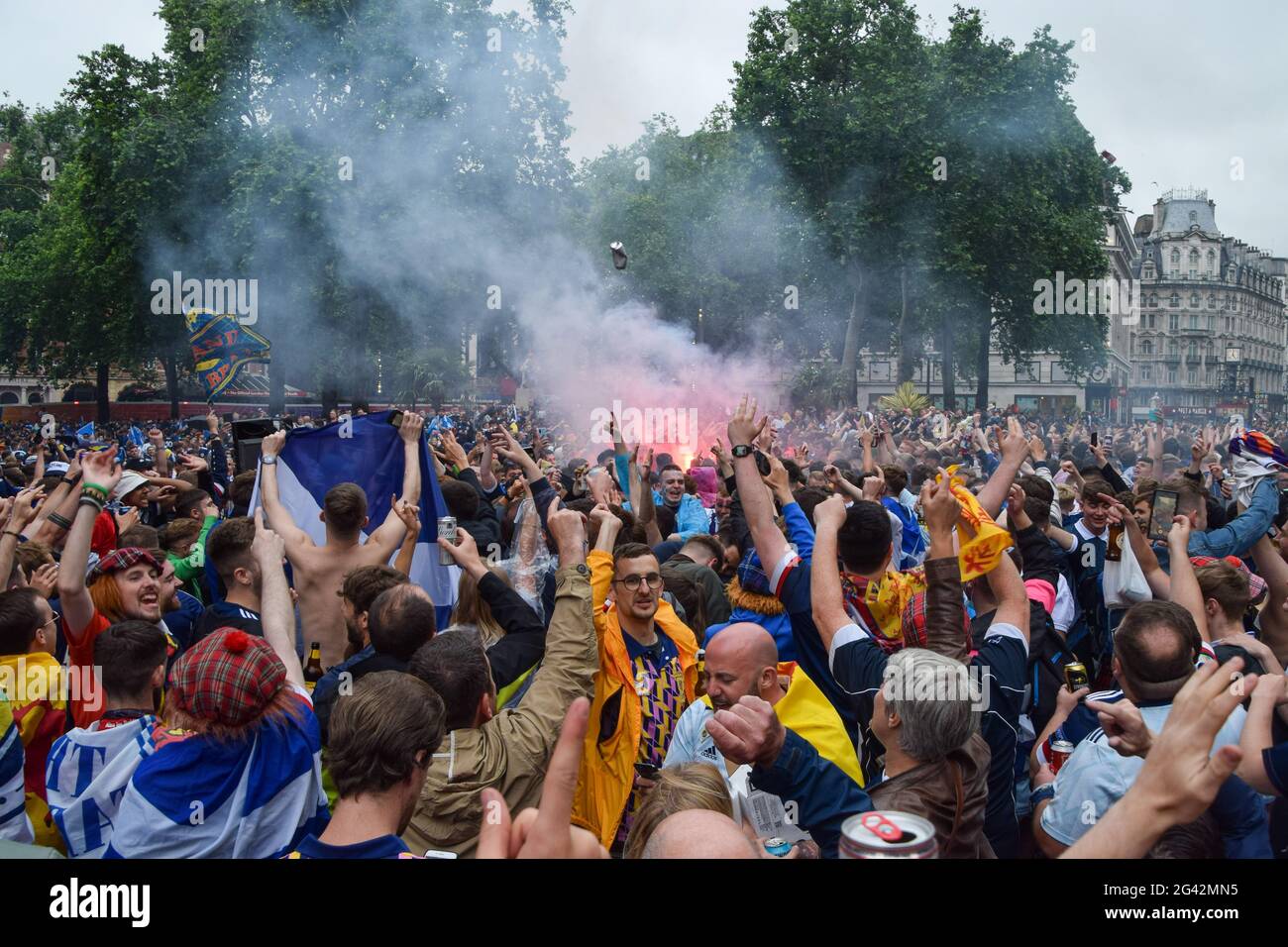 Londres, Royaume-Uni. 18 juin 2021. Les partisans de l'Ecosse font des éclaires à Leicester Square pendant la fête précédant le match. Des milliers de supporters écossais se sont rassemblés dans le centre de Londres avant le match de l'UEFA Euro 2020 entre l'Angleterre et l'Écosse au stade Wembley. Crédit : SOPA Images Limited/Alamy Live News Banque D'Images