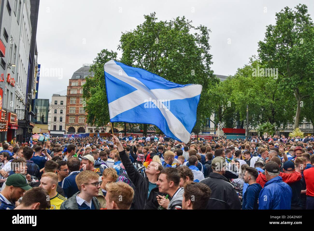 Londres, Royaume-Uni. 18 juin 2021. Un partisan écossais fonde un drapeau écossais à Leicester Square pendant la fête précédant le match. Des milliers de supporters écossais se sont rassemblés dans le centre de Londres avant le match de l'UEFA Euro 2020 entre l'Angleterre et l'Écosse au stade Wembley. (Photo de Vuk Valcic/SOPA Images/Sipa USA) crédit: SIPA USA/Alay Live News Banque D'Images