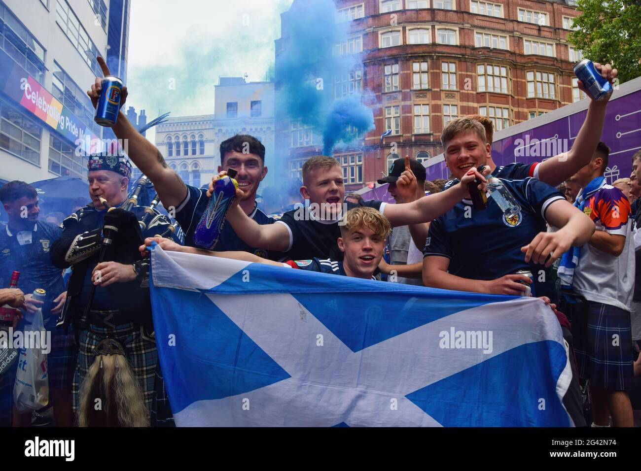 Londres, Royaume-Uni. 18 juin 2021. Les supporters écossais détiennent un drapeau écossais à Leicester Square pendant la fête précédant le match. Des milliers de supporters écossais se sont rassemblés dans le centre de Londres avant le match de l'UEFA Euro 2020 entre l'Angleterre et l'Écosse au stade Wembley. (Photo de Vuk Valcic/SOPA Images/Sipa USA) crédit: SIPA USA/Alay Live News Banque D'Images