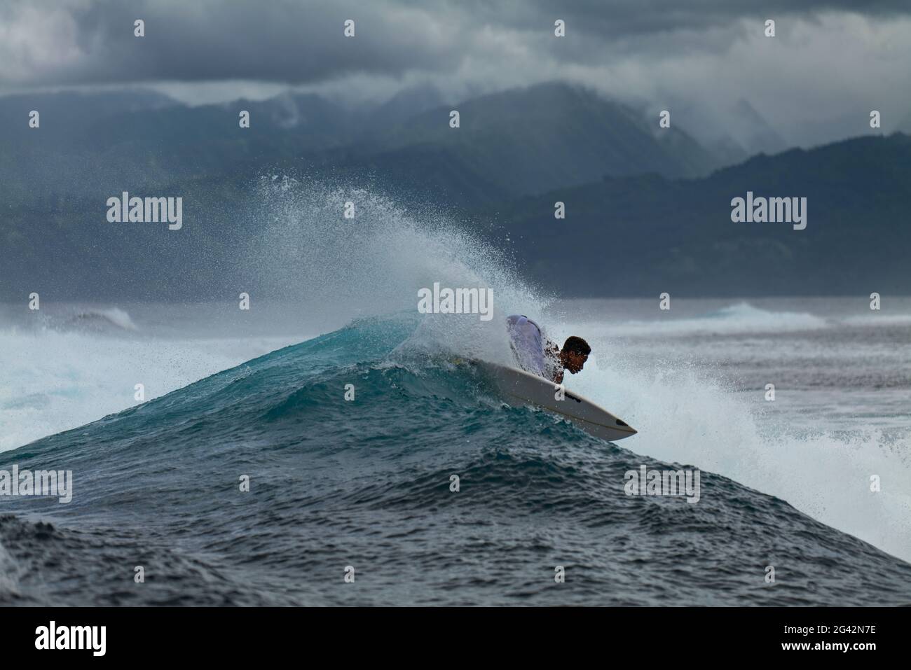 Surfez sur la vague de rupture dans la zone de surf Teahupoo, Tahiti Iti, Tahiti, les îles du vent, Polynésie française, Pacifique Sud Banque D'Images