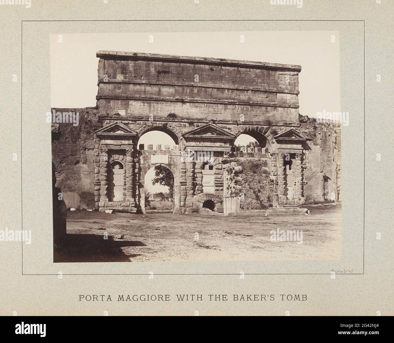 Porta Maggiore à Rome avec le tombeau des Eurysses ; Porta Maggiore avec le tombeau du Baker. Partie d'un album photo avec des enregistrements de sites et d'œuvres d'art à Rome. Banque D'Images
