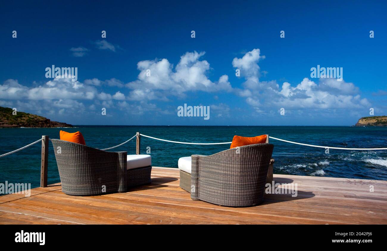 Terrasse d'observation donnant sur l'océan. Deux chaises longues sont disposées devant, dans les bains de Saint-Laurent. Banque D'Images