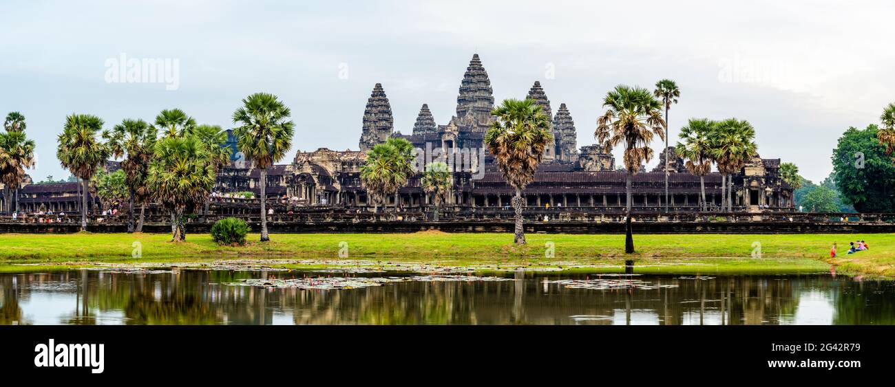 Temple d'Angkor Wat au bord de l'eau, Parc archéologique d'Angkor Wat, Siem Reap, Cambodge Banque D'Images