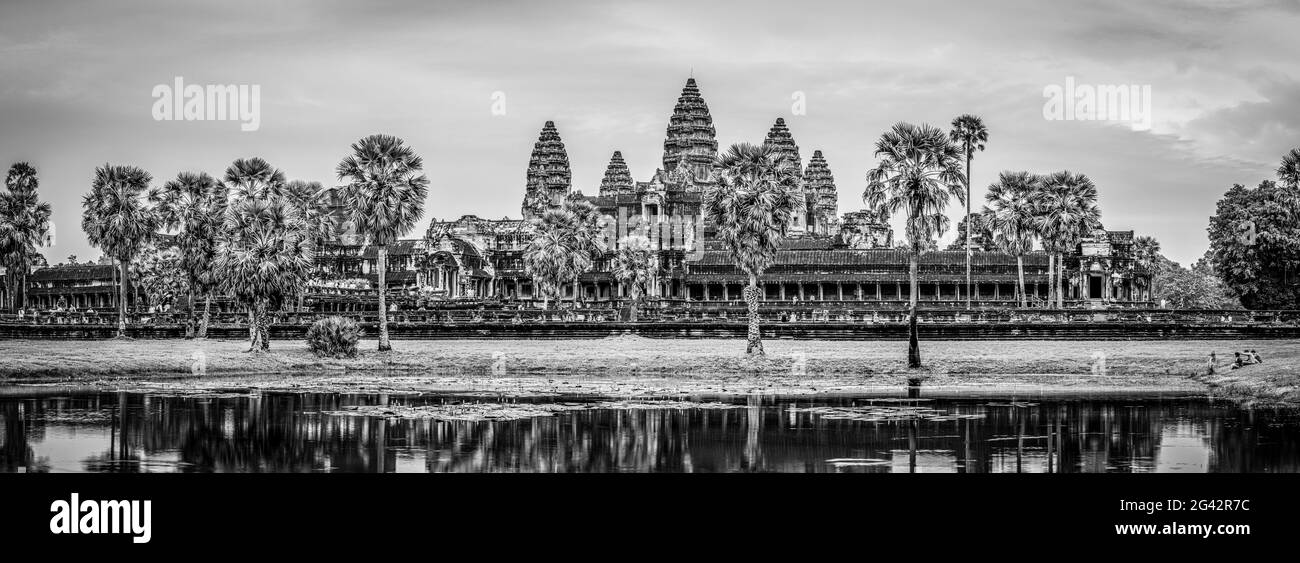 Temple d'Angkor Wat au bord de l'eau en noir et blanc, Parc archéologique d'Angkor Wat, Siem Reap, Cambodge Banque D'Images