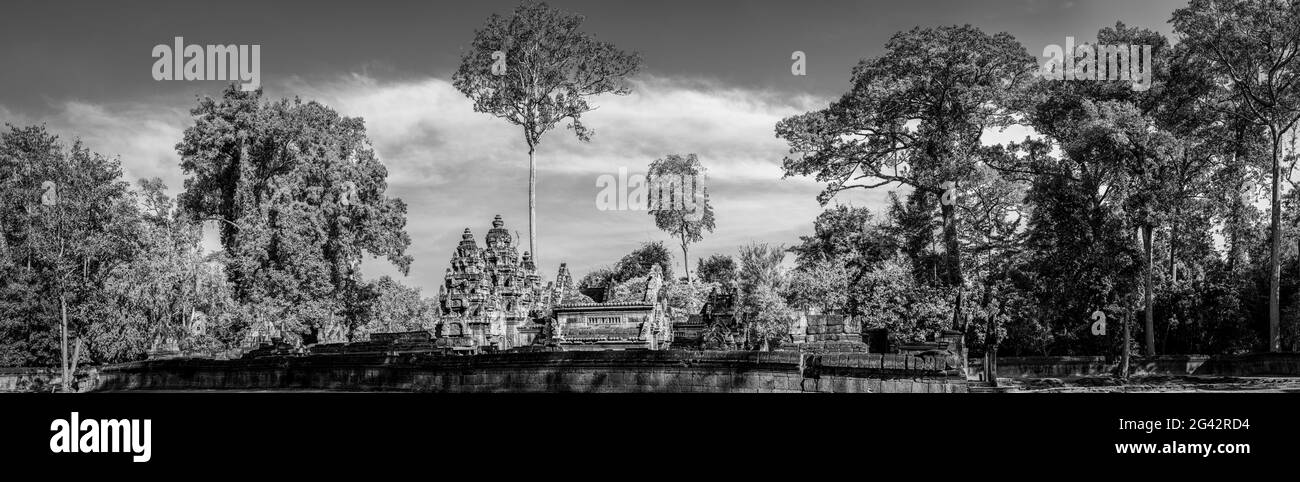 Ruines du temple de Banteay Srei en noir et blanc, Parc archéologique d'Angkor Wat, Siem Reap, Cambodge Banque D'Images