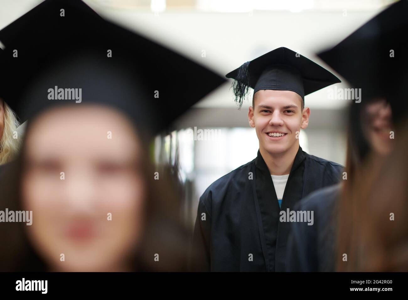 Groupe d'étudiants diplômés internationaux divers célébrant Banque D'Images