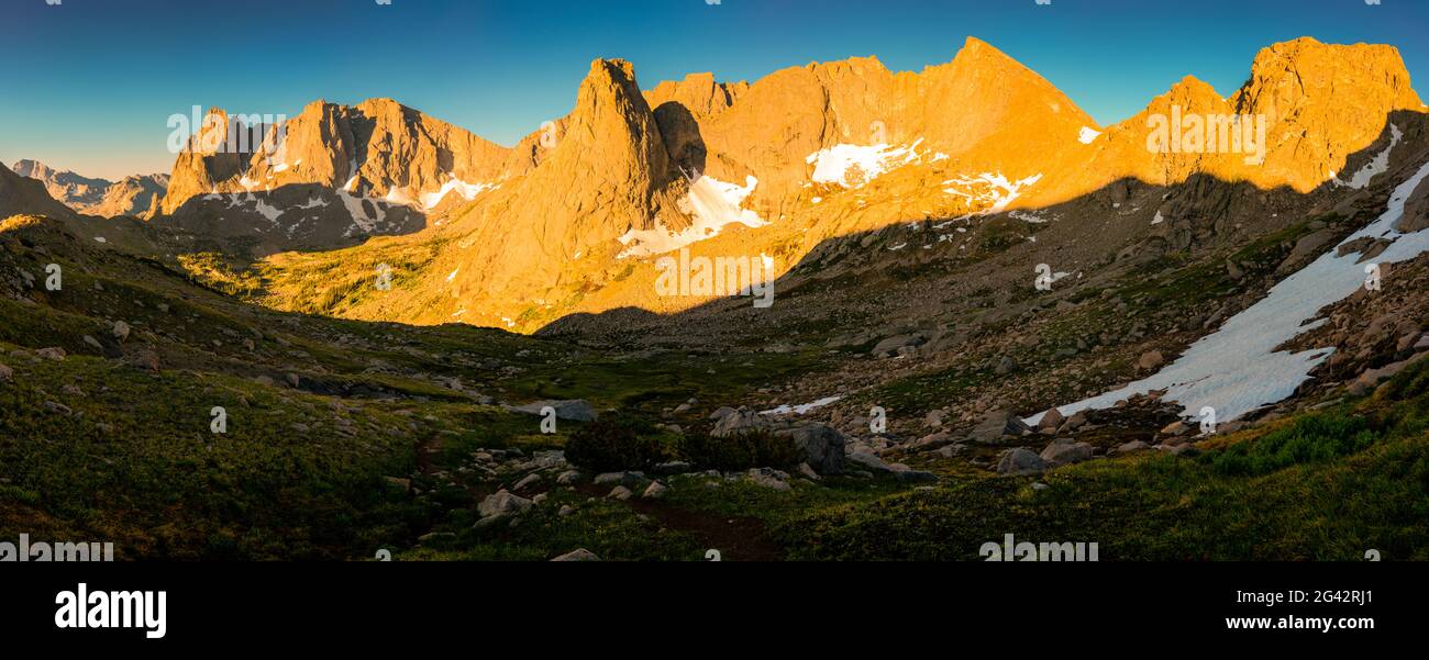 Paysage de montagne au lever du soleil avec Warbonnet Peak and Warrior, Cirque des Tours, forêt nationale de Shoshone, comté de Fremont, Wyoming, États-Unis Banque D'Images