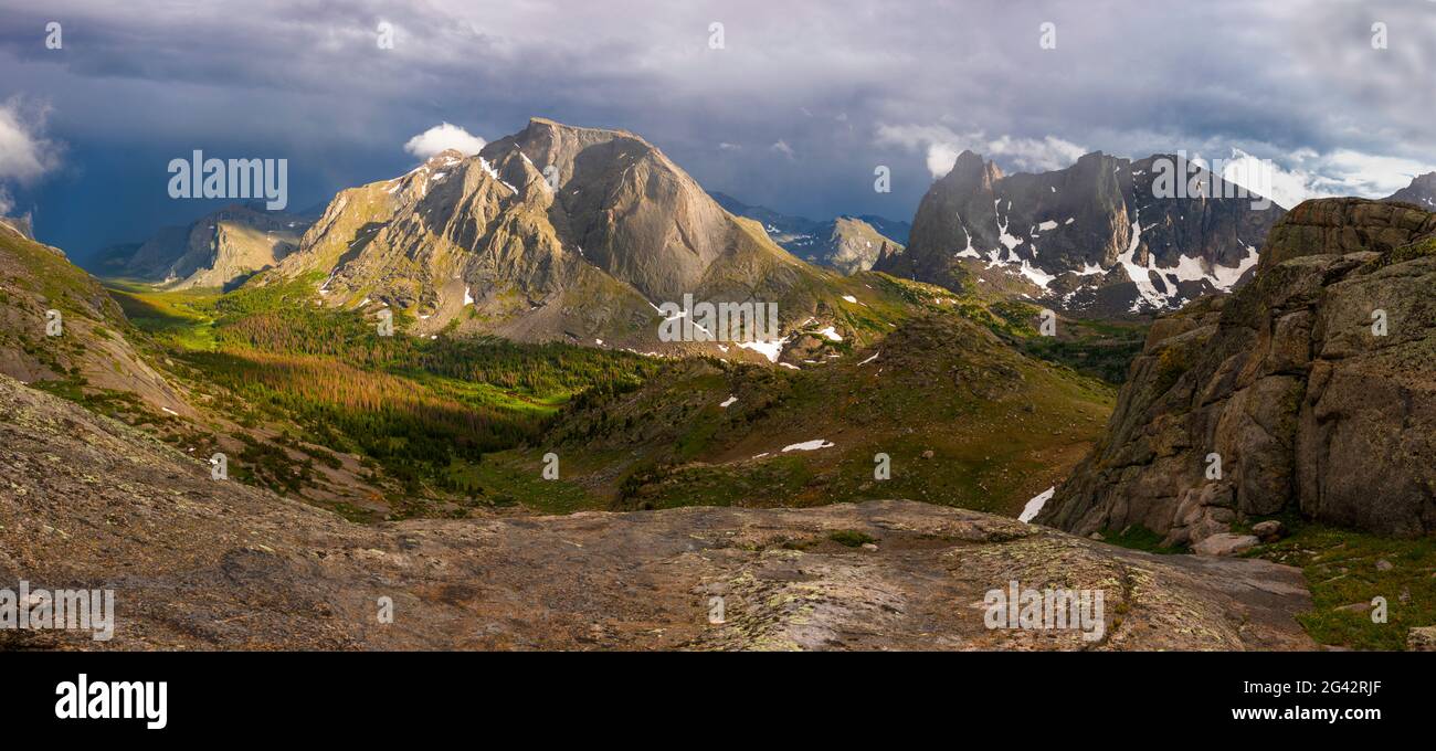 Paysage montagneux majestueux avec Warbonnet Peak and Warrior, Cirque des Tours, forêt nationale de Shoshone, comté de Fremont, Wyoming, États-Unis Banque D'Images