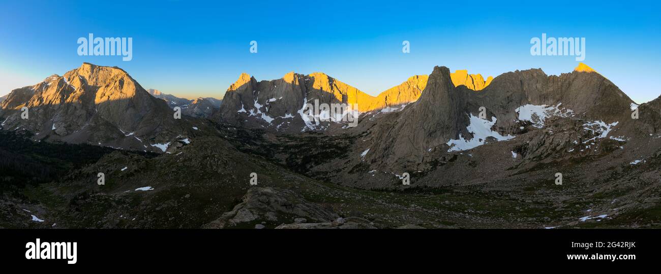 Paysage montagneux majestueux avec Warbonnet Peak and Warrior, Cirque des Tours, forêt nationale de Shoshone, comté de Fremont, Wyoming, États-Unis Banque D'Images