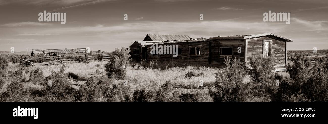 Ranch abandonné dans le comté rural de Sweetwater à Sepia Tone, Wyoming, États-Unis Banque D'Images