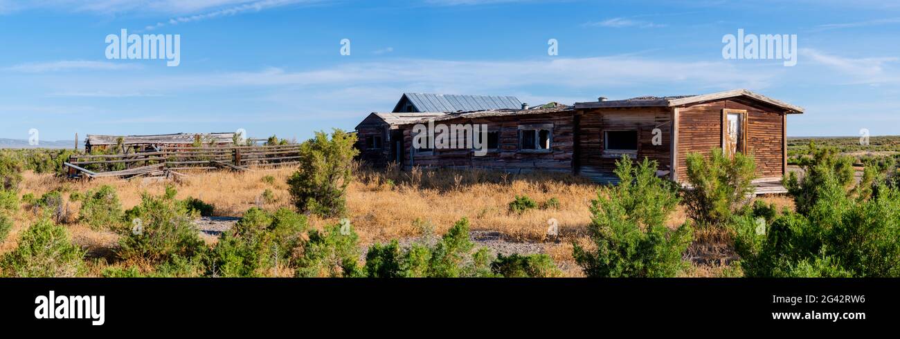 Ranch abandonné dans le comté rural de Sweetwater en noir et blanc, Wyoming, États-Unis Banque D'Images
